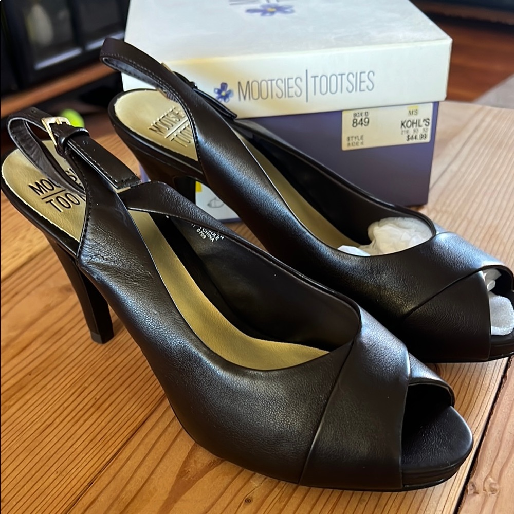 Mootsies Tootsies Women's chocolate brown Peep Toe Heels. 8.5 NIB